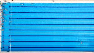 Toma aérea de piscina de competencia