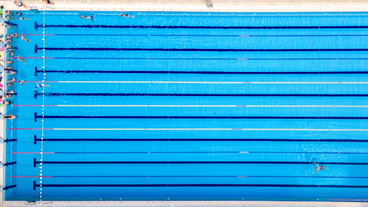 Toma aérea de piscina de competencia Toma aérea de piscina de competencia