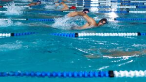 Nadadores en piscina