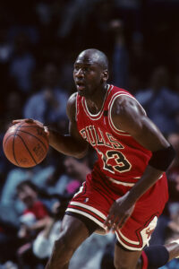 Michael Jordan llevando la pelota en partido regular de la NBA