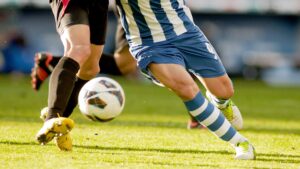 Jugadores de fútbol disputando una pelota